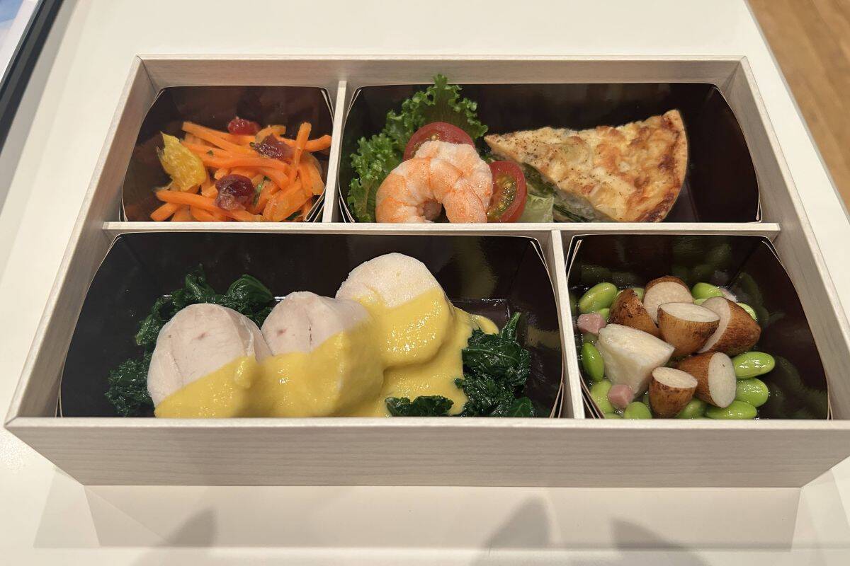 JAL国内線 “大リニューアル”！ 新機材B737-8で 地方路線にファーストクラス拡大！ 新機内食“お弁当”試食 や 新JALアプリなどをレポート