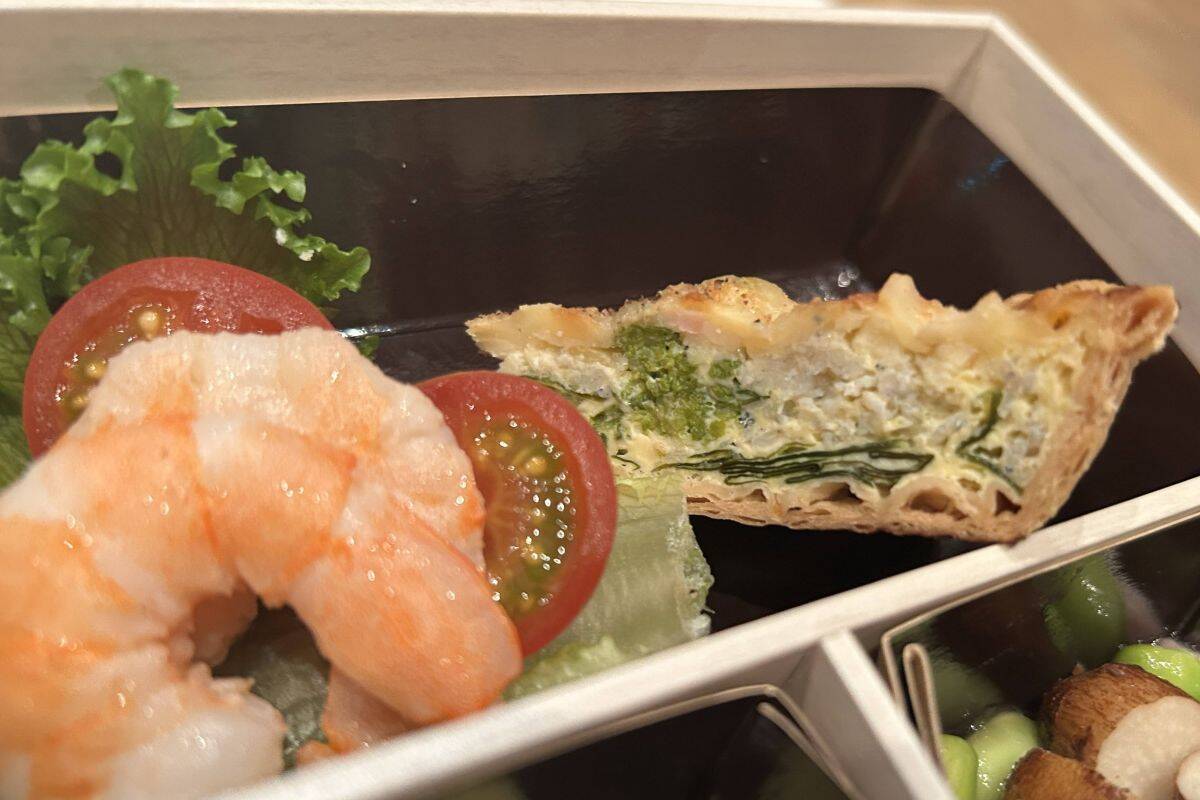 JAL国内線 “大リニューアル”！ 新機材B737-8で 地方路線にファーストクラス拡大！ 新機内食“お弁当”試食 や 新JALアプリなどをレポート