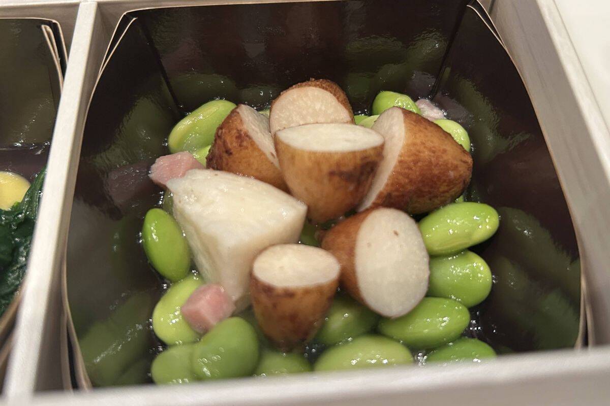 JAL国内線 “大リニューアル”！ 新機材B737-8で 地方路線にファーストクラス拡大！ 新機内食“お弁当”試食 や 新JALアプリなどをレポート