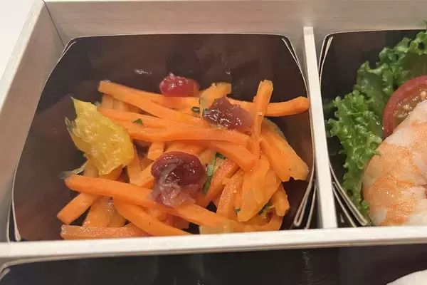 「JAL国内線 “大リニューアル”！ 新機材B737-8で 地方路線にファーストクラス拡大！ 新機内食“お弁当”試食 や 新JALアプリなどをレポート」の画像