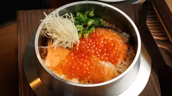 「【川崎駅】130席の大箱大衆酒場「ニューたぬき」が8月27日オープン！専門店レベルの焼き鳥や、店舗限定“釜飯”の魅力とは？」の画像