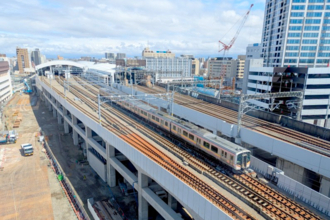 上越新幹線「とき」の同一ホーム対面に在来線特急「いなほ」　駅直下にはバスターミナル　環日本海時代に輝くJR新潟駅（新潟県新潟市）【コラム】