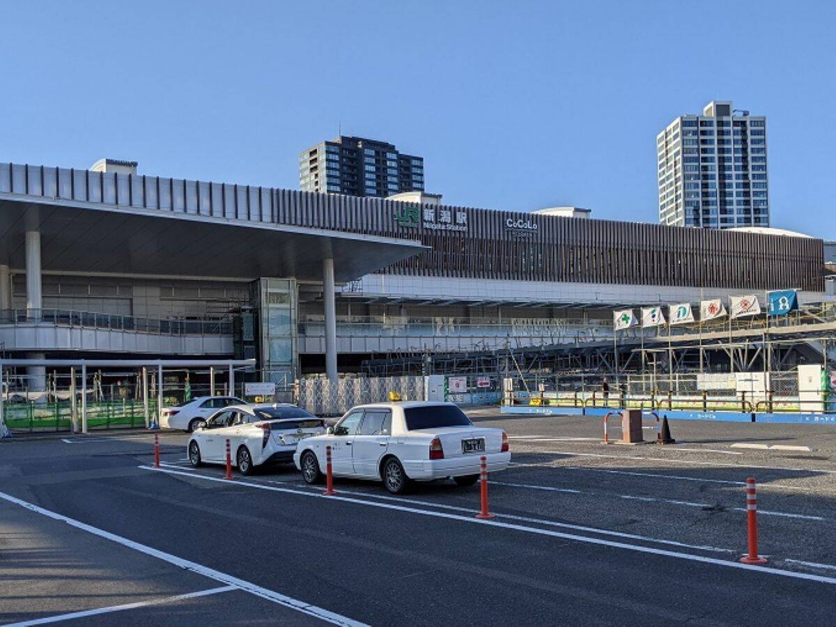 上越新幹線「とき」の同一ホーム対面に在来線特急「いなほ」　駅直下にはバスターミナル　環日本海時代に輝くJR新潟駅（新潟県新潟市）【コラム】