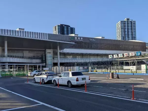 「上越新幹線「とき」の同一ホーム対面に在来線特急「いなほ」　駅直下にはバスターミナル　環日本海時代に輝くJR新潟駅（新潟県新潟市）【コラム】」の画像