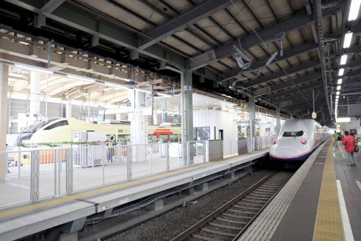 上越新幹線「とき」の同一ホーム対面に在来線特急「いなほ」　駅直下にはバスターミナル　環日本海時代に輝くJR新潟駅（新潟県新潟市）【コラム】