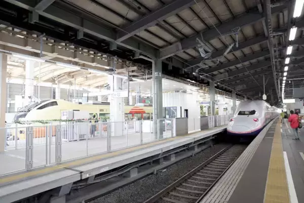 「上越新幹線「とき」の同一ホーム対面に在来線特急「いなほ」　駅直下にはバスターミナル　環日本海時代に輝くJR新潟駅（新潟県新潟市）【コラム】」の画像