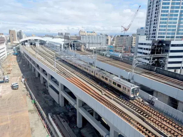 「上越新幹線「とき」の同一ホーム対面に在来線特急「いなほ」　駅直下にはバスターミナル　環日本海時代に輝くJR新潟駅（新潟県新潟市）【コラム】」の画像