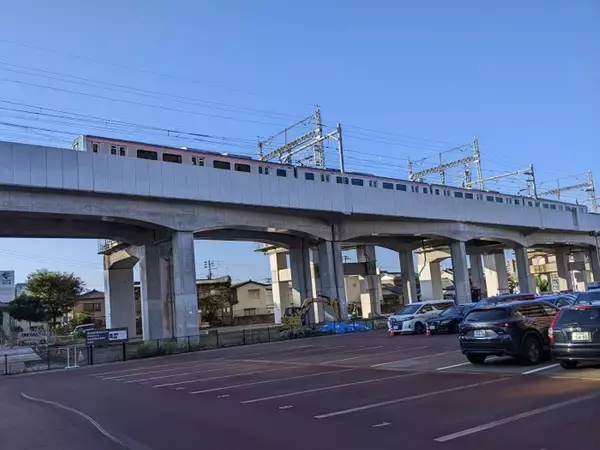 「上越新幹線「とき」の同一ホーム対面に在来線特急「いなほ」　駅直下にはバスターミナル　環日本海時代に輝くJR新潟駅（新潟県新潟市）【コラム】」の画像