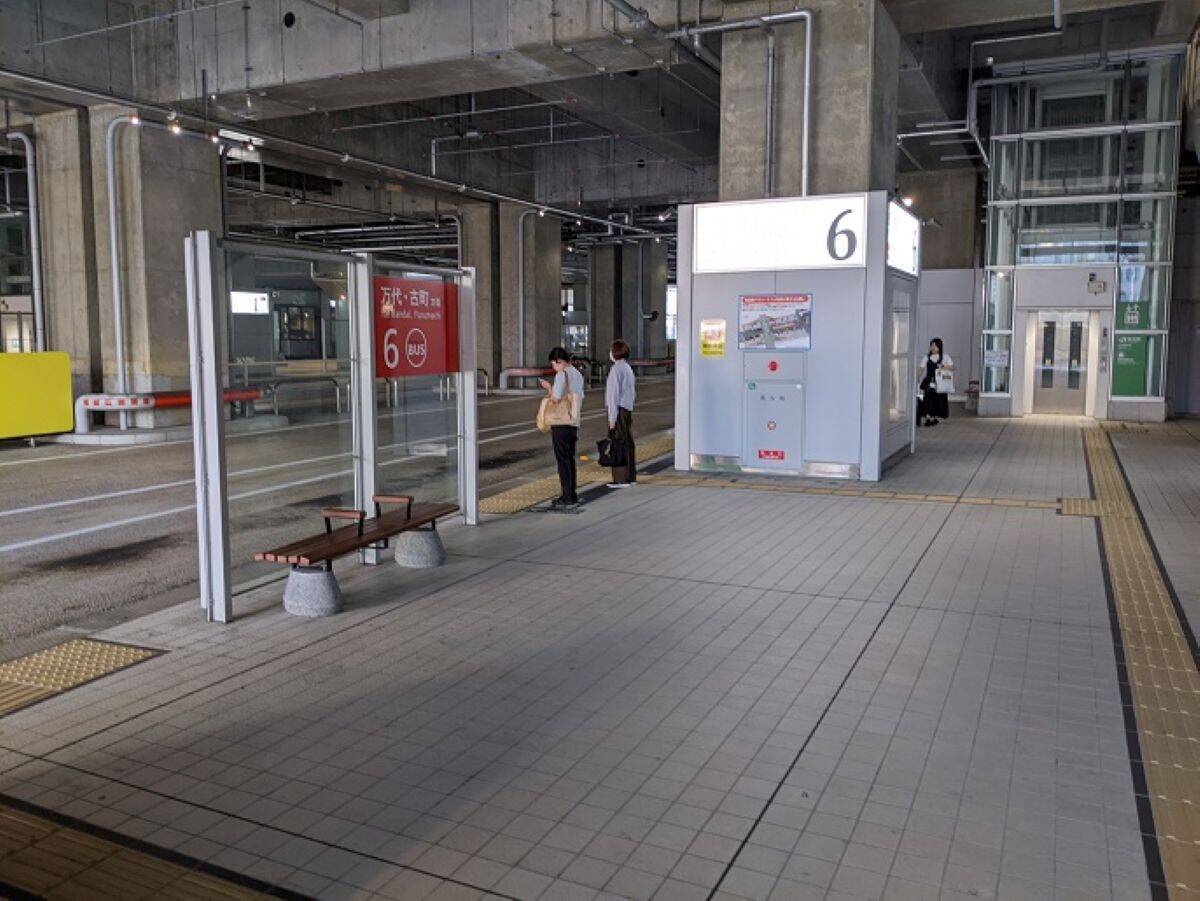 上越新幹線「とき」の同一ホーム対面に在来線特急「いなほ」　駅直下にはバスターミナル　環日本海時代に輝くJR新潟駅（新潟県新潟市）【コラム】