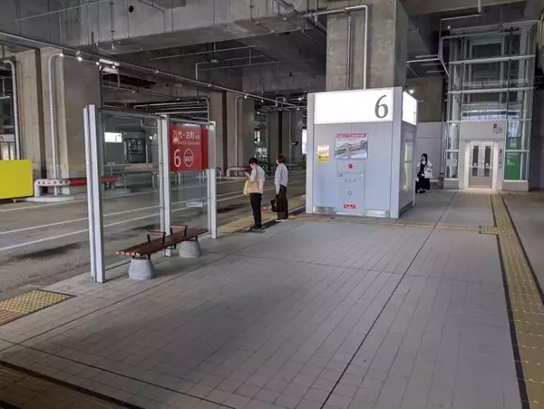「上越新幹線「とき」の同一ホーム対面に在来線特急「いなほ」　駅直下にはバスターミナル　環日本海時代に輝くJR新潟駅（新潟県新潟市）【コラム】」の画像