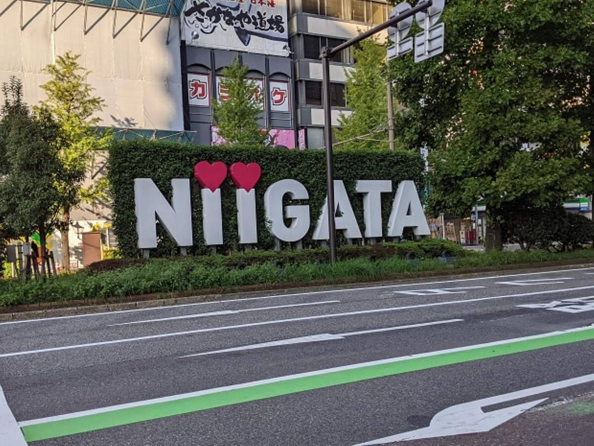 上越新幹線「とき」の同一ホーム対面に在来線特急「いなほ」　駅直下にはバスターミナル　環日本海時代に輝くJR新潟駅（新潟県新潟市）【コラム】