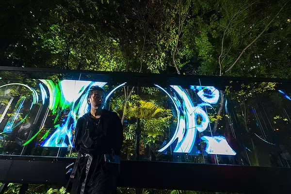 駅直上の大手町タワー1階「大手町の森」に落合陽一の最新メディアアート「nullの木漏れ日」7/8まで展示！ 森に調和するデジタル空間の異彩