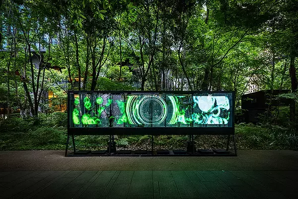 「駅直上の大手町タワー1階「大手町の森」に落合陽一の最新メディアアート「nullの木漏れ日」7/8まで展示！ 森に調和するデジタル空間の異彩」の画像