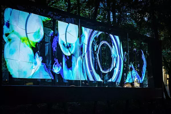 「駅直上の大手町タワー1階「大手町の森」に落合陽一の最新メディアアート「nullの木漏れ日」7/8まで展示！ 森に調和するデジタル空間の異彩」の画像