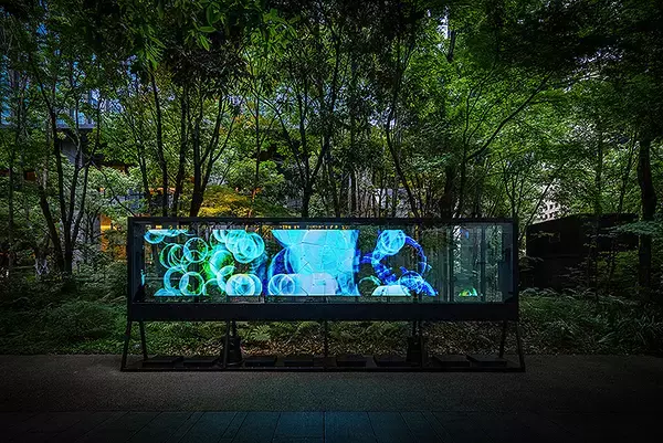 「駅直上の大手町タワー1階「大手町の森」に落合陽一の最新メディアアート「nullの木漏れ日」7/8まで展示！ 森に調和するデジタル空間の異彩」の画像