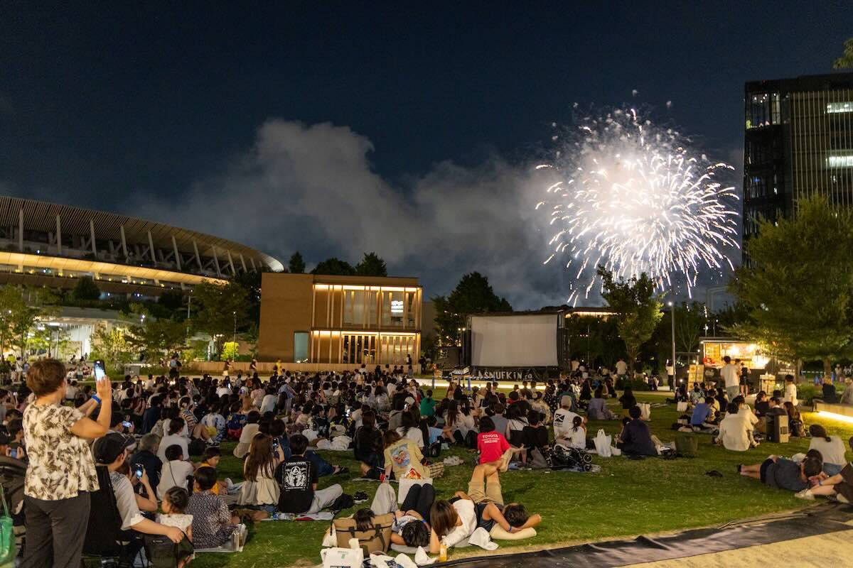 【2026夏】都立明治公園ビアガーデン＆野外映画！「SUMMER LOUNGE」のアクセスと上映スケジュール 夜風とビール、映画を満喫！