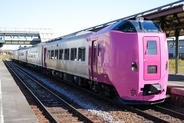 札幌～函館を結ぶ秋の風物詩　特急ニセコ号「はまなす編成」で雄大な車窓とご当地グルメを満喫