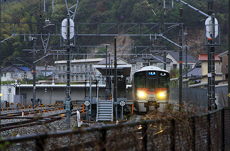 可部線の新しい終着駅 あき亀山駅のまわりを歩き、丘の上にある線路のない駅待合所へ