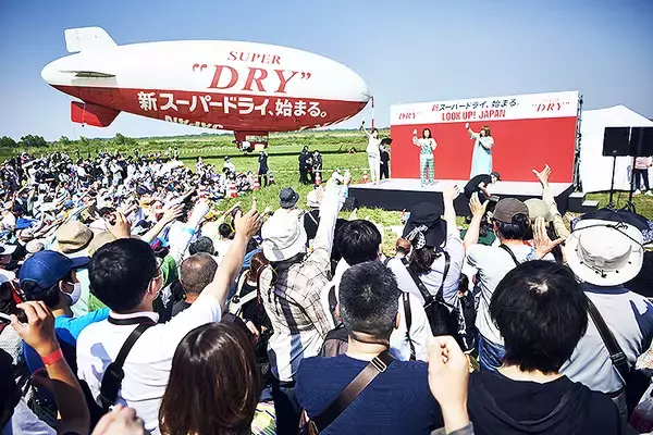 「新スーパードライを青空絶景で乾杯！ 福田麻貴 かなで ゆりやんレトリィバァも爽快ゴクッでアサヒのヒロインに」の画像