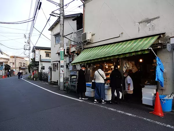 「遠くて近い牛田駅と京成関屋、まっとうな東京下町の風景と千住貨物駅跡の間で灯る赤ちょうちん」の画像