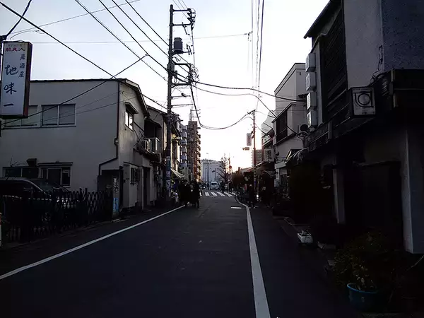 「遠くて近い牛田駅と京成関屋、まっとうな東京下町の風景と千住貨物駅跡の間で灯る赤ちょうちん」の画像