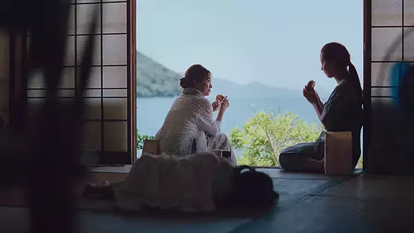 「マクドナルド新CMで 風吹ジュンと尾野真千子が22年ぶり共演！ 親子3世代が大好きなハンバーガー、あの食材を逆手に取った巧妙な家族愛の描き方に注目！　」の画像