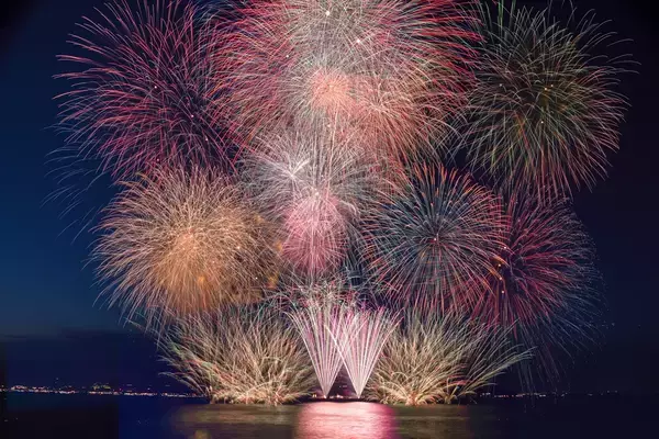 「関東近郊で秋に見られる花火大会おすすめ10選！二子玉川や土浦･江の島･流山･鴻巣･熱海など、開催日時や場所･アクセスまとめ 2025年」の画像