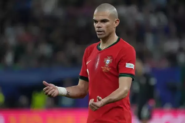 「ポルトガル代表“驚異の41歳”ペペが引退を表明　「私の人生の支えになってくれた皆さんに感謝の抱擁を捧げたい」」の画像