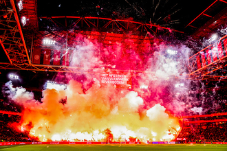 観客が打ち上げた大量の花火でアヤックスの試合が中止に　板倉も先発　クラブは「観客と選手が危険にさらされた」断じて受け入れられない」と声明