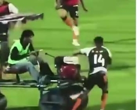 衝撃映像！　元イングランド代表タウンゼントが試合前にローラーに轢かれてしまう