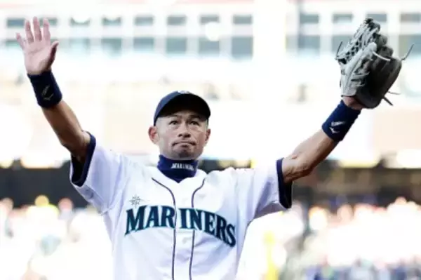 マリナーズの開幕戦でイチロー氏が始球式に登場　全身をバネのように躍動させ、135.2キロをマーク