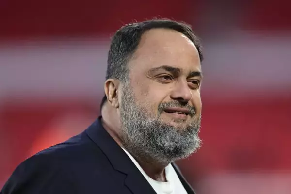 ギリシャ人オーナーのマリナキス氏が大暴れ！　シーズン7試合でメンディリバルに別れを告げ、16年間で25人目の監督解任