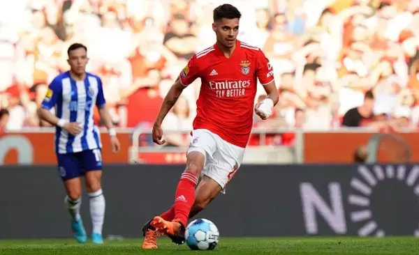 中盤でプレイしCBでも起用可能、186cmと高さもある　ボルシアMG行きが浮上した“ヴァイグルと板倉滉の共通点”