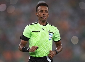 「W杯から追放された審判」をUEFAが大抜擢　ソマリア人アルタン氏がPSG対アストン・ヴィラを担当　FIFAとの対立の象徴に