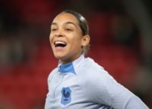 ピアスが外せず“まさかのデビュー延期”　ウェストハム女子監督がルールに苦言「タトゥーと同じだ」