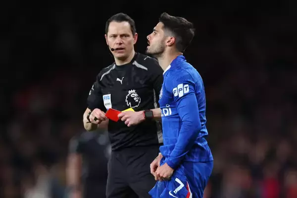 自ら試合を難しくしている？　アーセナル戦でネトが退場。今季のチェルシーはレッドカードが多すぎる