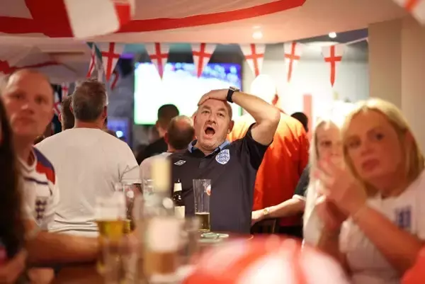 イングランドとスコットランドのファンは注意！　ビールを飲むと逮捕される可能性、しかし大麻は問題なし!?