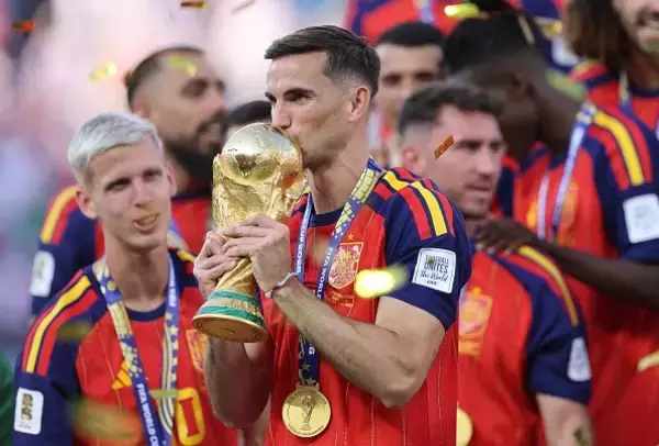 ワールドカップ優勝を果たしたスペイン代表MFたち。報酬はなんとトマト153kg!?