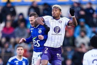 元日本代表FWがJリーグに帰ってきた！　30歳オナイウ阿道が9年ぶりに浦和レッズに復帰　「結果と責任が求められる立場だと思っています」