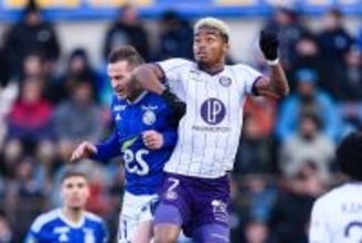 元日本代表FWがJリーグに帰ってきた！　30歳オナイウ阿道が9年ぶりに浦和レッズに復帰　「結果と責任が求められる立場だと思っています」