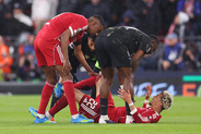 W杯出場にも暗雲か……　FWエキティケは前半で負傷交代、担架で運ばれる　リヴァプール指揮官「状態はかなり悪そうに見える」