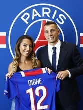サッカー選手の妻がフランスで続く抗議活動への批判に反論……　フランス革命を引き合いに「高級店が略奪されたくらいでいちいち騒ぐな」　警察の暴力や人種差別にも言及