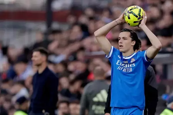 マンUがあっさりとカレーラスを手放したのは間違いだった？　今ではレアル左SB1番手に「欠けていたのは若手に投資する勇気だ」