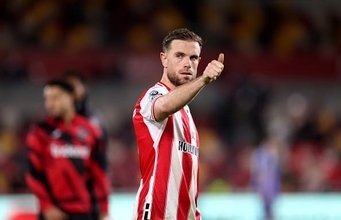 プレミアで4年ぶりのゴールを捧げる　ヘンダーソンは得点後にジョタのセレブレーションを披露！　「彼を決して忘れない」