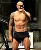 「48歳アンリがバキバキの肉体を披露　現役選手さながらの仕上がりに「すぐにでもアーセナルのスタメンに入れるよ」「キングは獣と化した」」の画像1