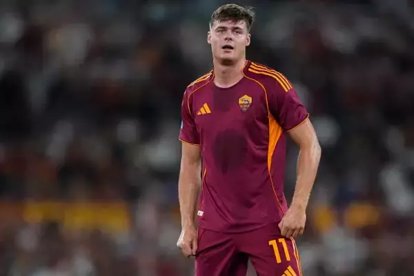 今冬の退団噂される前田大然の後釜に？　セルティックはレンタル先のローマから早期復帰が噂される21歳のブライトンFWに注目