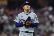 「データ全盛の時代に手書きノート」　ドジャース山本由伸の独自すぎる調整法が海外で話題……「最高の投手は筋トレをしない」「球団ロゴ入りのやり投げ用の槍まで用意」