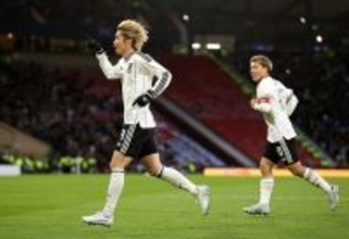 日本を勝利に導く伊東純也の一撃をスコットランドメディアが称賛　「緊迫した状況で見せた冷静さは、まさに卓越したもの」