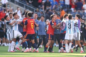 決勝で敗北後に乱闘騒ぎ　アルゼンチン代表選手の過激すぎる行動に苦言も「サッカーに対するリスペクトの欠如」