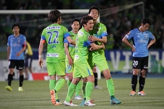 昨季のリーグ王者がホーム等々力でまさかの0-4で惨敗　大物食い達成となった湘南はどうやって「奇跡」を起こしたのか